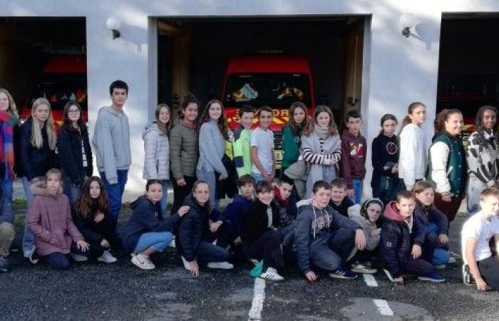 Estudiantes de secundaria visitando el centro de bomberos y rescate.