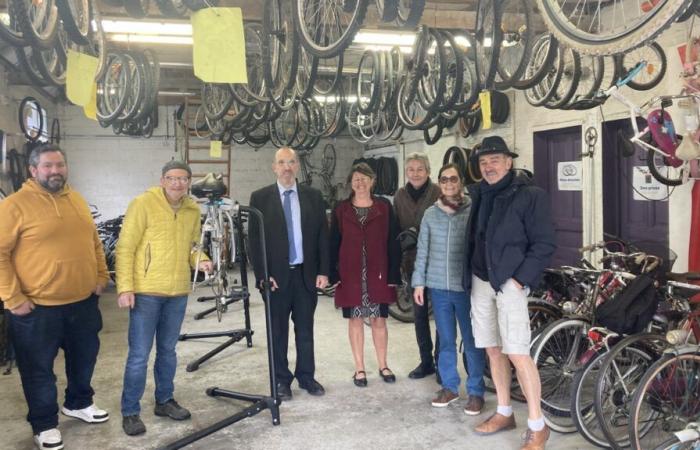 ciclistas a plena luz con Château’Roule