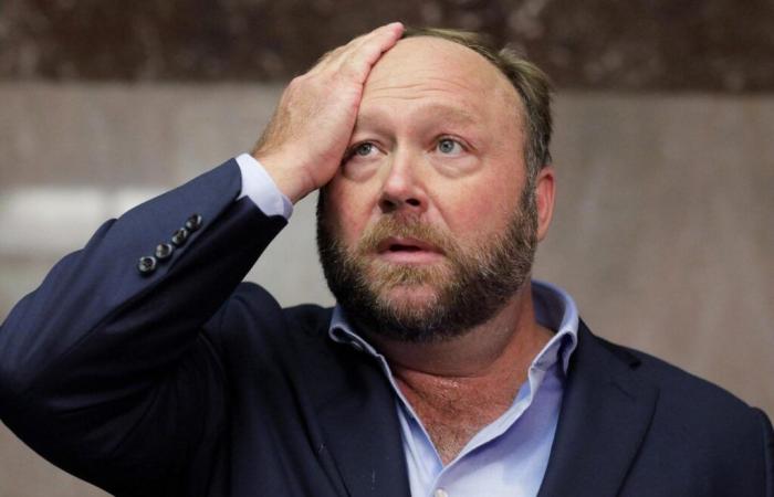 La publicación satírica “The Onion” compra InfoWars, el sitio de conspiración de Alex Jones