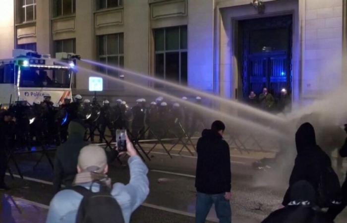 Bombas, gases lacrimógenos y porras: enfrentamientos entre policías y manifestantes en Bruselas tras la llegada de Jordan Bardella