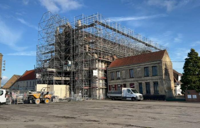 Pronto se desplegó un paraguas gigante para proteger el edificio.