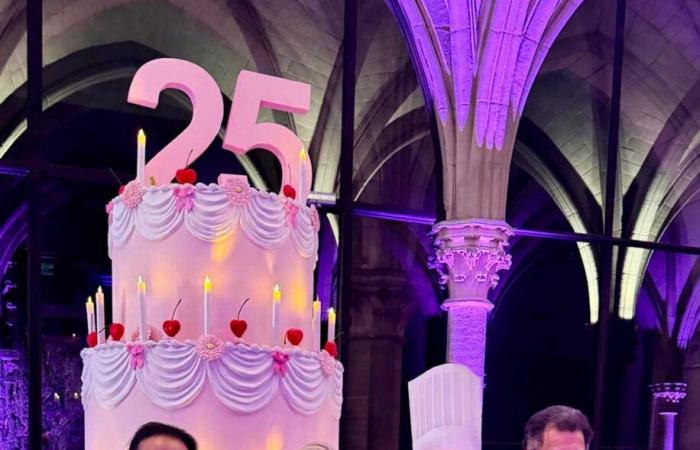 Una princesa sale de una tarta para celebrar el 25º aniversario de BIG en presencia de la princesa Léa de Bélgica