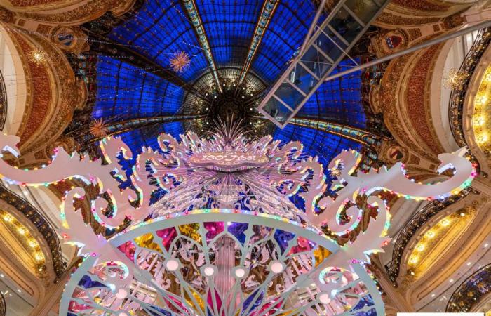 Inauguración de escaparates y árbol de Navidad en Galeries Lafayette 2024 con Vianney en escaparate