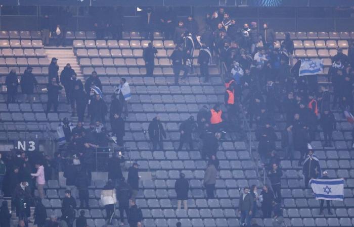 Se desata una pelea en las gradas durante el partido, decenas de personas involucradas