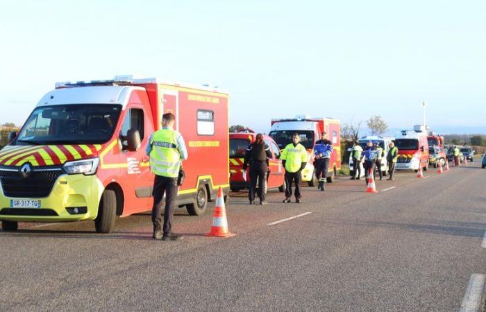 Atropellada por un automovilista, una ciclista sucumbe a sus heridas al costado de la carretera