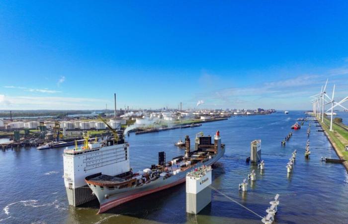 Ro-ro quemado de la autopista Fremantle en camino a la reconstrucción en China