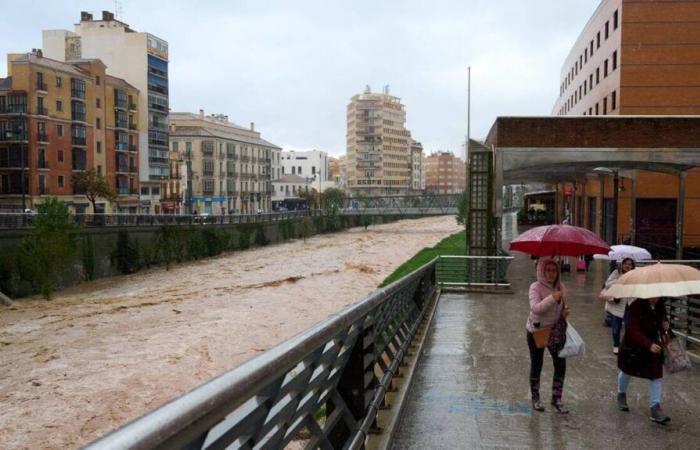 En España, Málaga se ve afectada por lluvias torrenciales, fin de la alerta roja en el sureste