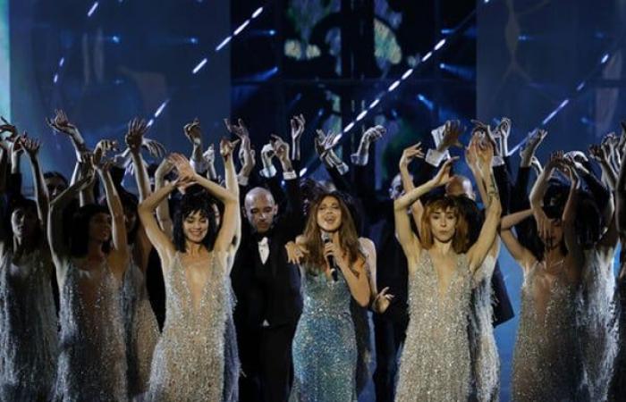 Celine Dion, Jennifer López y Camila Cabello actúan como Elie Saab durante el desfile de gala en Riad