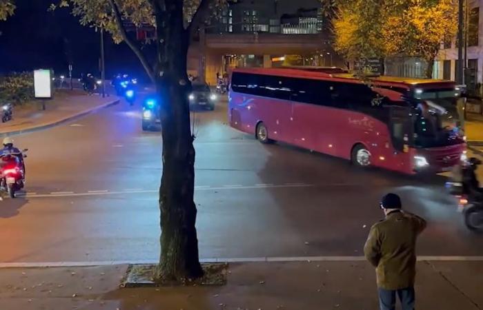 La impresionante escolta policial a la llegada del autobús israelí al Estadio de Francia