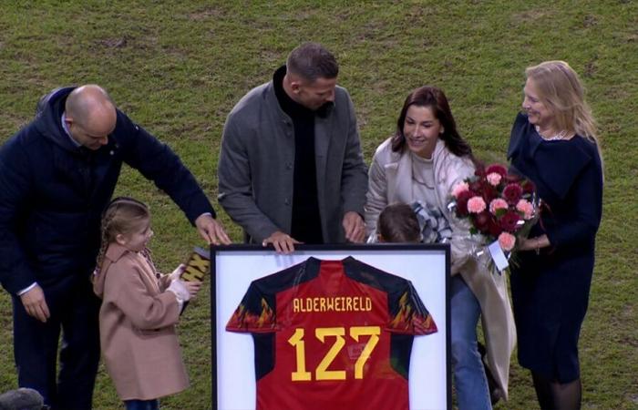 Un hermoso homenaje: Toby Alderweireld homenajeado en el descanso del Bélgica-Italia