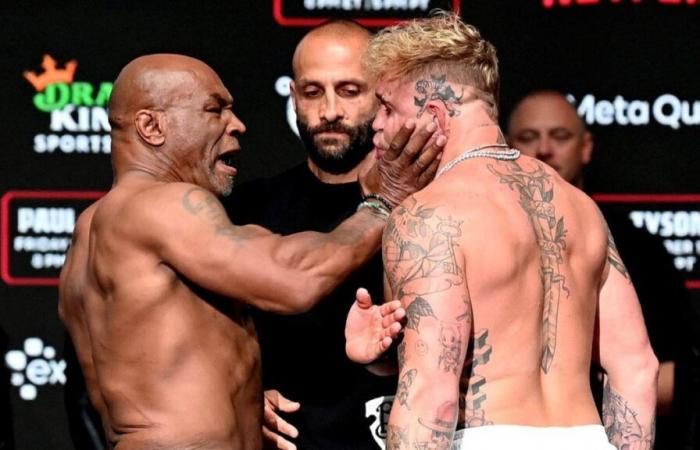 Mike Tyson abofetea a Jake Paul durante el enfrentamiento final después de que ambos peleadores pesan menos de 230 libras