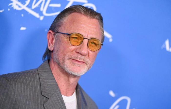 Cabello peinado hacia atrás y gafas de sol para Daniel Craig en el estreno de “Queer”