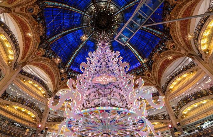 Inauguración de escaparates y árbol de Navidad en Galeries Lafayette 2024 con Vianney en escaparate