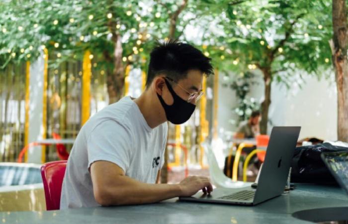 Un empleado pide un día teletrabajar porque tiene fiebre. Su jefe le dice que si puede trabajar en casa, puede venir a la oficina