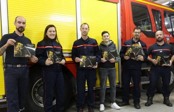 un calendario de bomberos inspirado en una película de culto