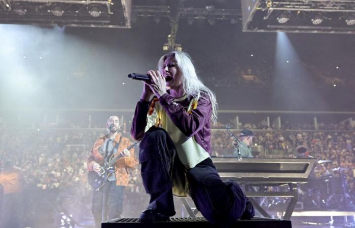 Linkin Park y su nueva cantante Emily Armstrong en concierto en el Stade de France en 2025