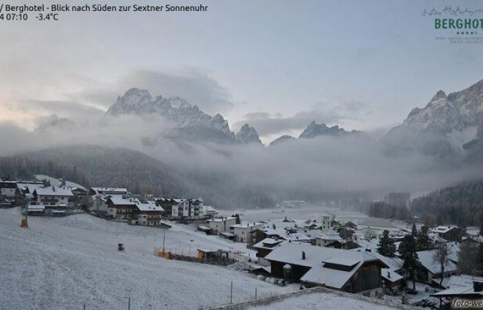 En Sesto Pusteria, una capa de nieve anticipa el invierno mientras Jannik Sinner compite en Turín