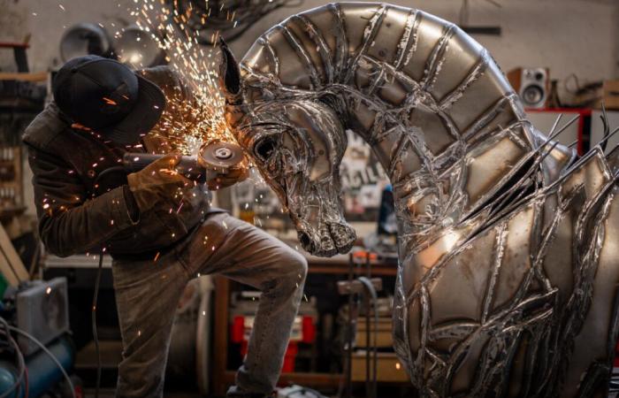 Además de trabajar en los decorados del Hellfest, esculpe impresionantes caballos de acero.