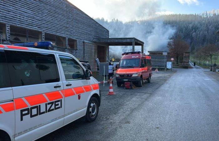 Denso humo se eleva cerca del monasterio de Einsiedeln