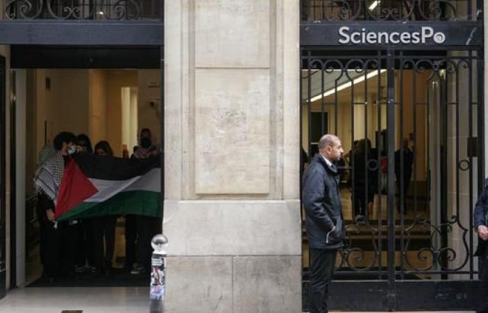 Estudiantes se manifestaron en Sciences Po contra la celebración del partido.