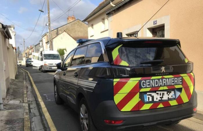 Un coche incendiado en un garaje: un muerto