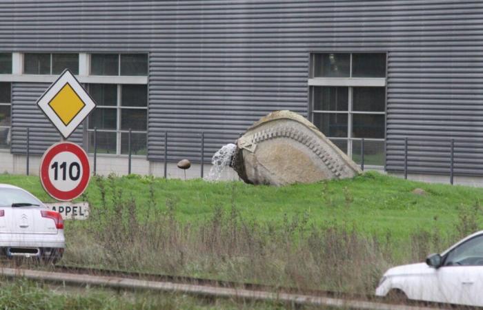 Costas de Armor. ¿Qué es esta divertida escultura que te sorprende al lado de la RN12, entre Rennes y Brest?