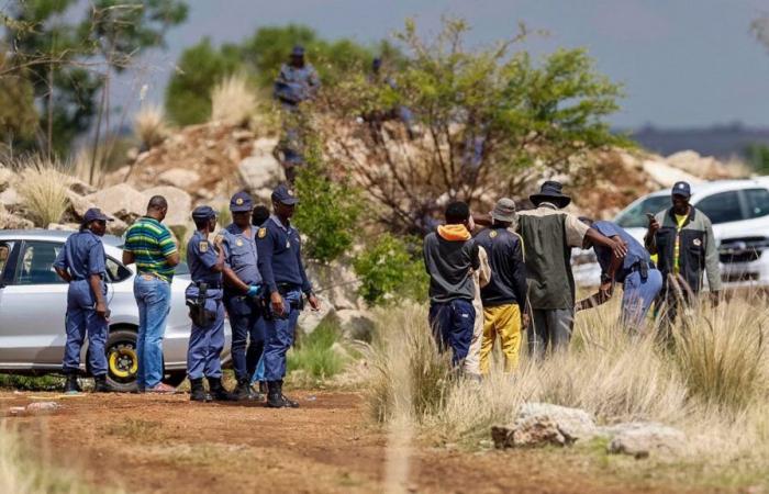 Miles de mineros ilegales se niegan a salir de un pozo