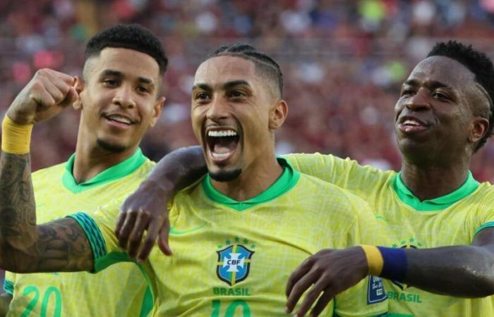 Raphinha estrena el 10 de Brasil con un golazo