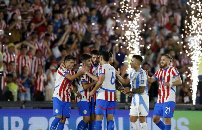 Argentina sorprendida por Paraguay pero sigue líder