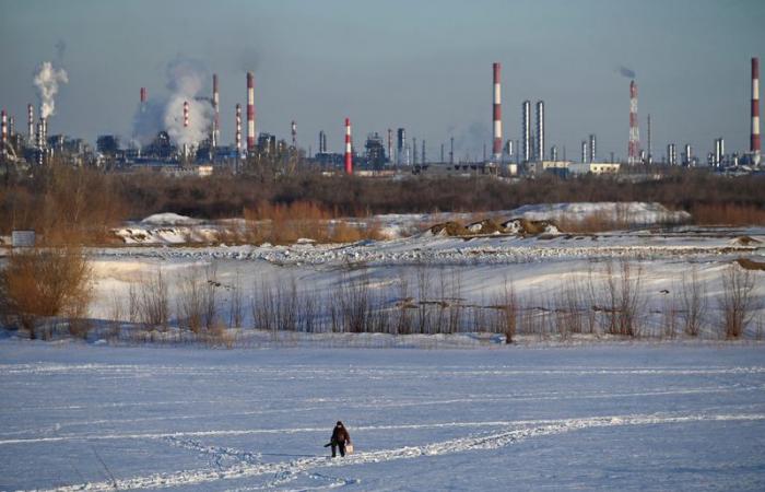 Exclusiva: Las refinerías rusas reducen la producción de petróleo debido a las pérdidas y se temen cierres