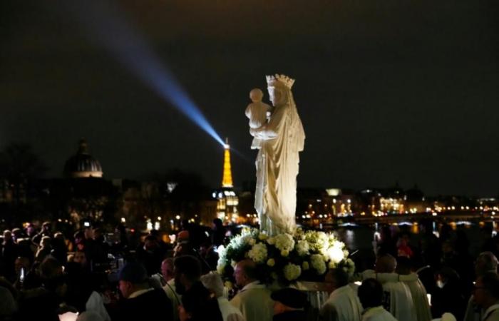 En la noche parisina, la Virgen de Notre-Dame encuentra “su hogar”