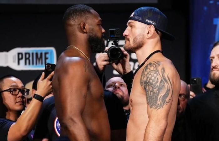 Jones estrecha la mano de Miocic en el pesaje tras el desaire del jueves