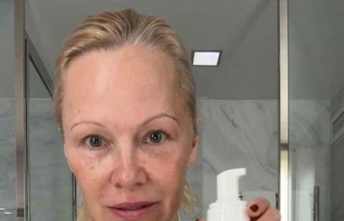 Pamela Anderson aparece sin maquillaje, pero un detalle de su rostro genera muchas críticas