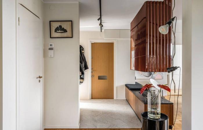 Un piso reformado de 87m2 con espíritu mid-century