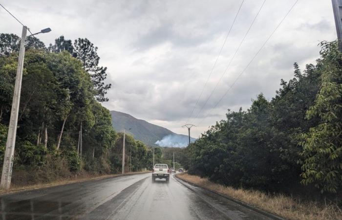 El incendio aún no está controlado, las viviendas están amenazadas y los servicios de emergencia se han movilizado.