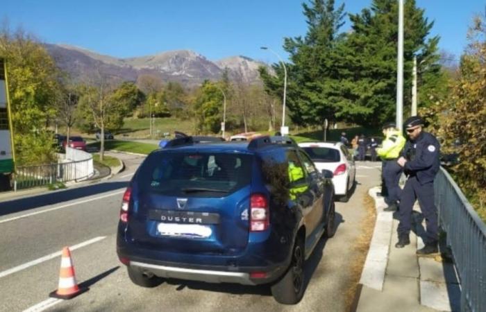 La policía siempre controla el equipo especial.