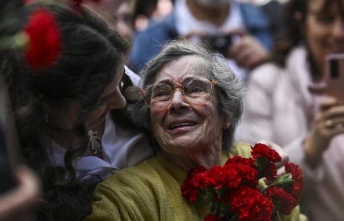 Muere la “dama de los claveles”, símbolo de la revolución de 1974