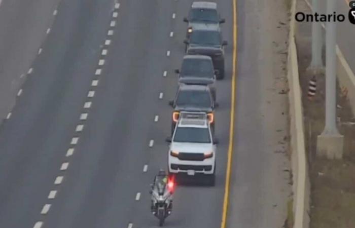 EN VÍDEO | Un gran convoy policial acompaña a Taylor Swift en Toronto