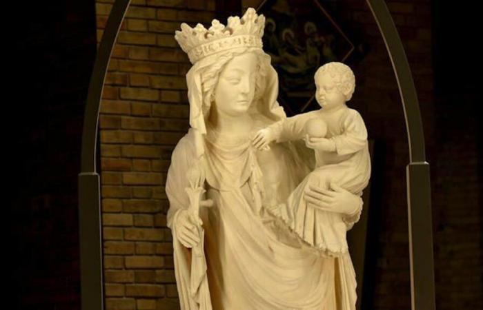 La simbólica estatua de Notre-Dame regresa a la catedral