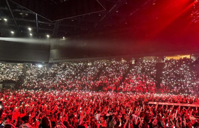 Tate McRae en concierto en el Accor Arena de París en mayo de 2025