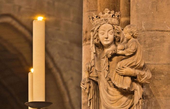 La estatua de la “Madonna y el Niño”, superviviente del incendio, regresa a Notre-Dame