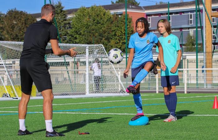 Un jugador de la sección de excelencia en azul – LIGA DE FÚTBOL DE NORMANDÍA