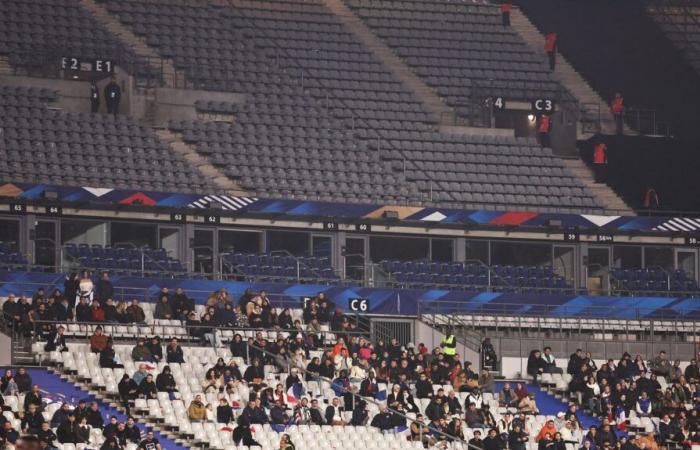 En un estadio casi vacío, el ambiente divertido en las gradas durante el partido Francia-Israel