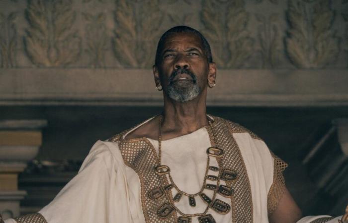 Denzel Washington dice que su beso gay en ‘Gladiator II’ fue cortado y cree que los cineastas se ‘cobardaron’