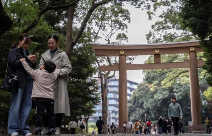 Daños materiales: un turista estadounidense graba letras en las puertas de un santuario japonés