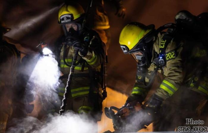 23:40 – Incendio en Quebec en el distrito de St-Sauveur