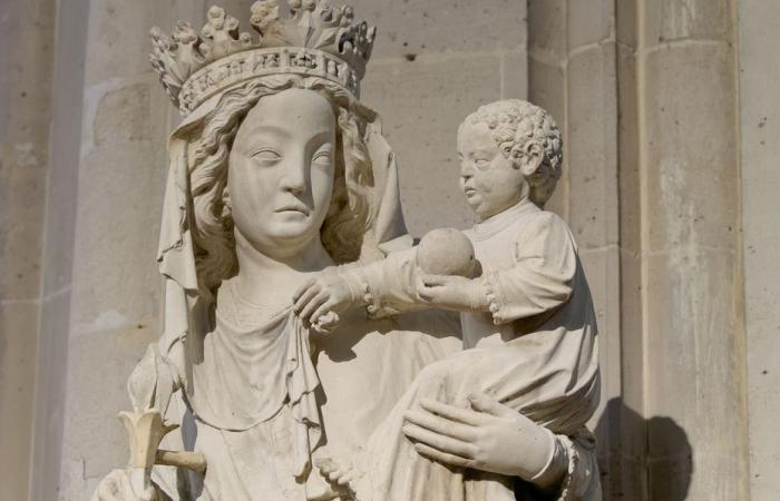 una procesión en honor a la estatua de “la Virgen del Pilar” de regreso a la catedral