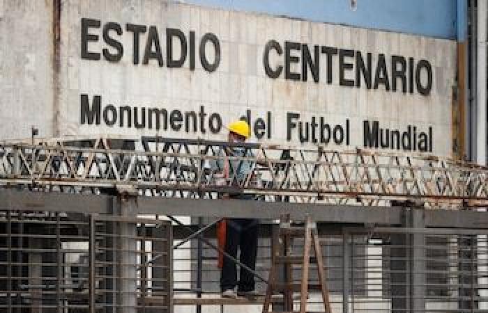 Hinchas uruguayos calientan el duelo contra Colombia con pancartas incendiarias