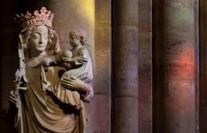 Sobreviviente del incendio, la estatua de la Virgen y el Niño regresa a la catedral de Notre-Dame