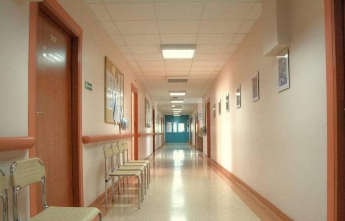 Guadalupe. Encuentran muerta a una mujer con un paciente durmiendo encima de ella en un centro de salud